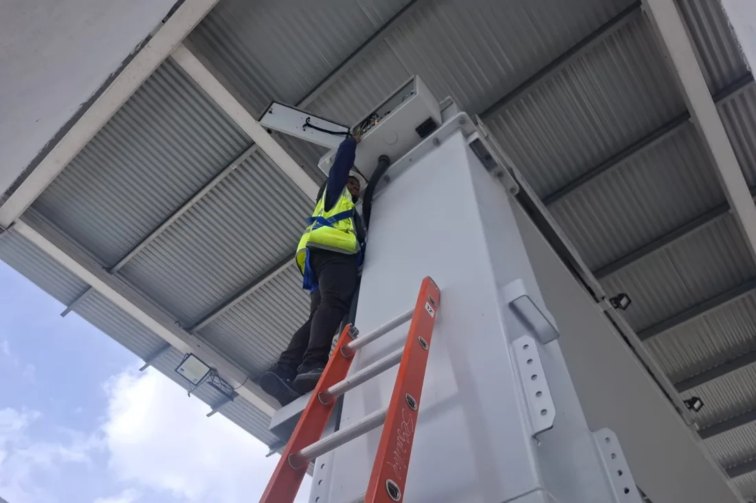 Grupo ESROD technician servicing an inspection portal